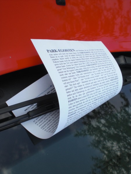 Kunstaktion PARK-EGOISTEN, erstmals von Klausens durchgef&uuml;hrt am 13.5.2009 in Dormagen am Bahnhof