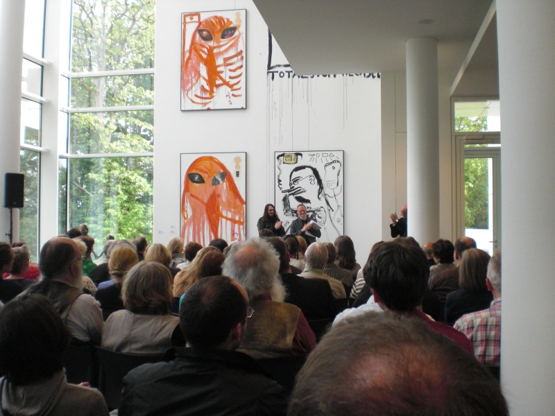 Jonathan Meese im gespr&auml;ch mit dem Kurator Daniel J. Schreiber am 19.5.2009