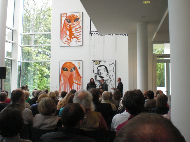 Jonathan Meese im gespr&auml;ch mit dem Kurator Daniel J. Schreiber am 19.5.2009