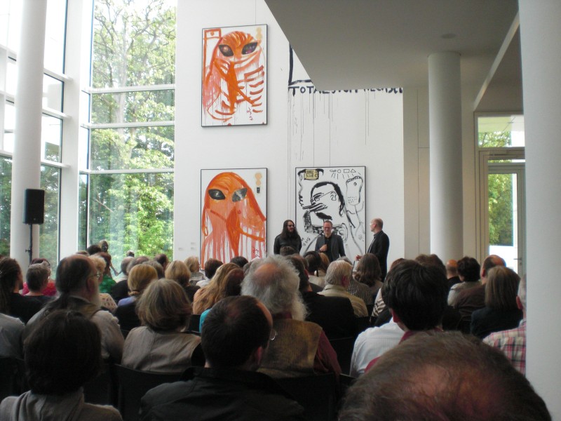 Jonathan Meese im gespr&auml;ch mit dem Kurator Daniel J. Schreiber am 19.5.2009